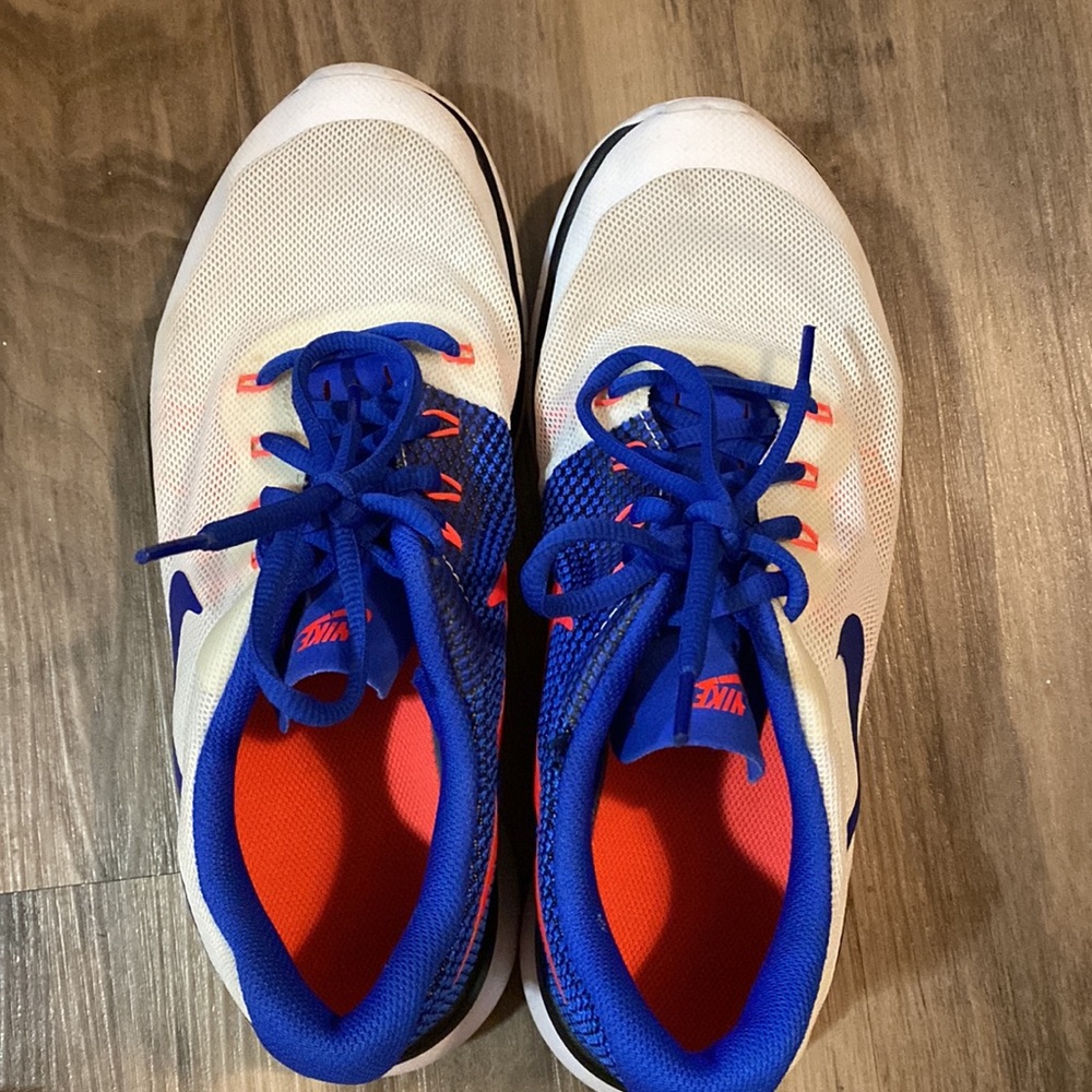 Women’s Nike tennis Shoes - Picture 2 of 3